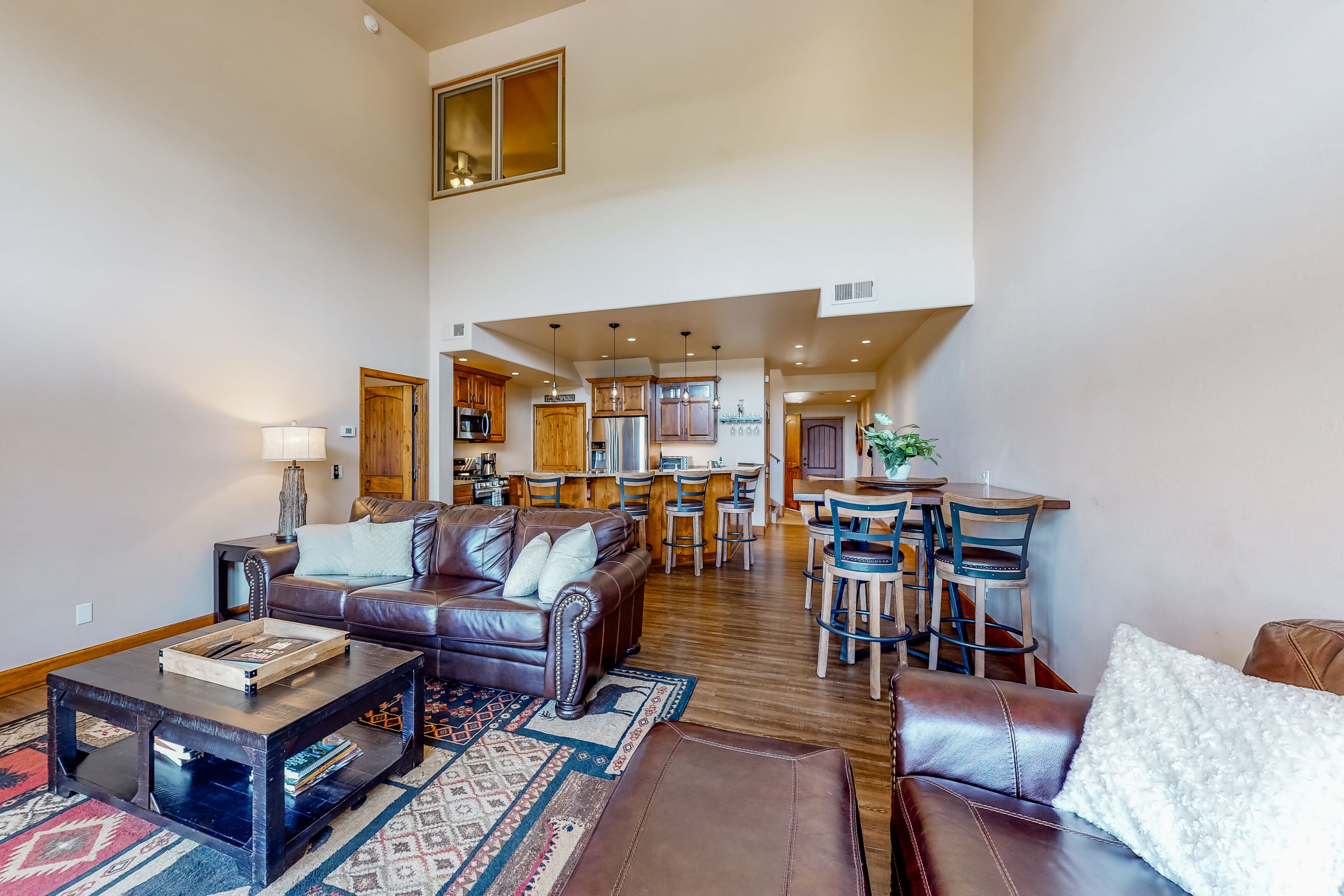 Sublime dog-friendly townhouse with mountain view, central AC, & washer/dryer