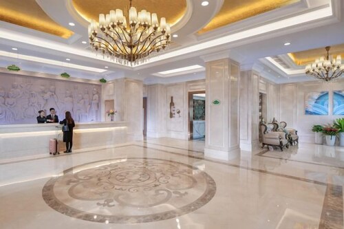 Vienna Hotel (Qingyuan Zhongshan Park Century Plaza)