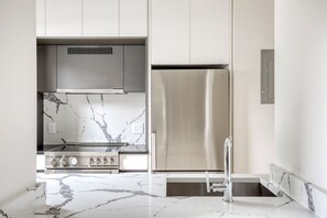 冷蔵庫、電子レンジ、オーブン、コンロ