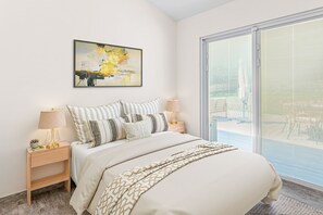 2 bedrooms, desk, Internet, bed sheets - Modern home with large deck, firepit, enclosed yard, & immaculate kitchen (Southampton)