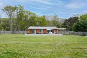 Exterior - Modern home with large deck, firepit, enclosed yard, & immaculate kitchen (Southampton)