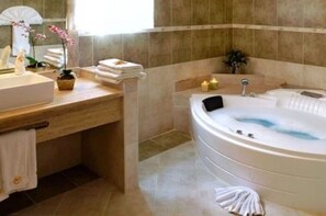 Een bad/douchecombinatie, een bubbelbad, een haardroger, een bidet