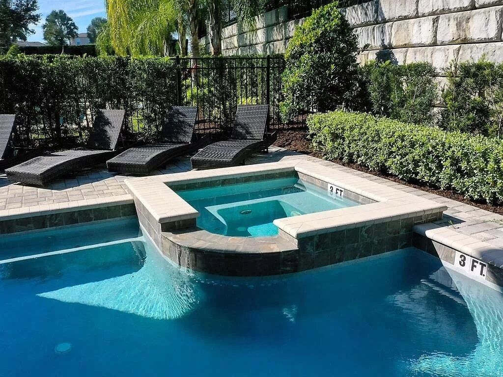 室外游泳池，恒温泳池