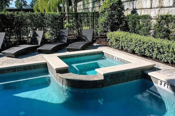 Una piscina al aire libre, una piscina climatizada