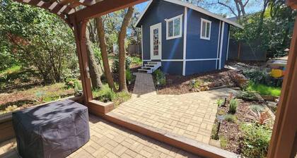 Cozy Tiny House Retreat - 4 Minutes from Village