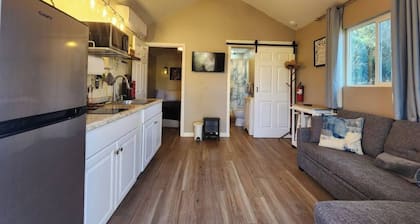 Cozy Tiny House Retreat - 4 Minutes from Village