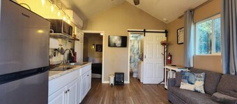 Cozy Tiny House Retreat - 4 Minutes from Village