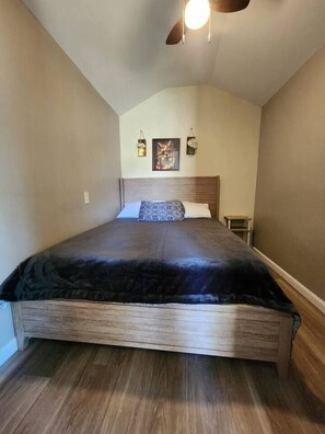 1 habitación, tabla de planchar con plancha, wifi y ropa de cama