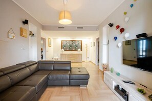 Tv, eldstad och ett bordtennisbord