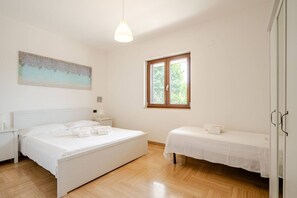 5 عدّة غرف نوم وتجهيزات عازلة للصوت وواي فاي وملاءات أسرّة