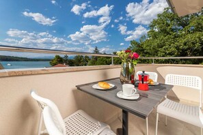 Outdoor dining - Apartment Sucic 2 (49854-A3) (Soline - island Krk)