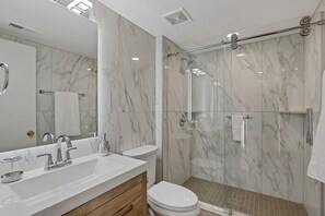 Dusche, Haartrockner, Handtücher