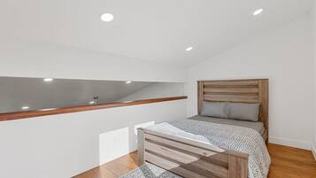 2 bedrooms, desk, iron/ironing board, travel crib