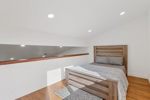 2 makuuhuonetta, työpöytä, silitysrauta/-lauta, vauvan matkasänky