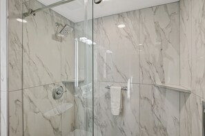 Shower, hair dryer, towels - Comfortable Country Club Condo (Flagstaff)