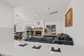 Smart TV, fireplace