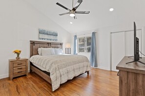 2 Schlafzimmer, Schreibtisch, Bügeleisen/Bügelbrett, Reisekinderbett