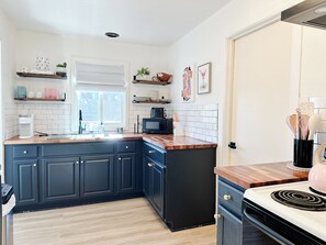 Fridge, microwave, oven, stovetop - Hold My Halo Hideaway- Downtown Walk to Bars, Restaurants, Concerts, & Shopping! (Redmond)