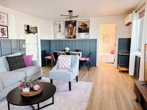 Smart TV, books - Hold My Halo Hideaway- Downtown Walk to Bars, Restaurants, Concerts, & Shopping! (Redmond)