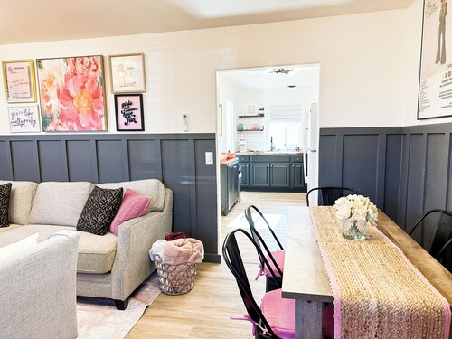 Hold My Halo Hideaway- Downtown Walk to Bars, Restaurants, Concerts, & Shopping!