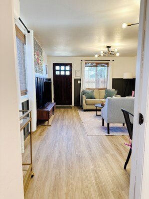 Smart TV, books - Hold My Halo Hideaway- Downtown Walk to Bars, Restaurants, Concerts, & Shopping! (Redmond)