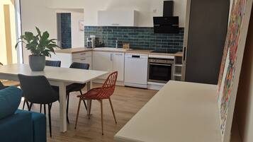 Refrigerador, microondas, horno, placa de cocina