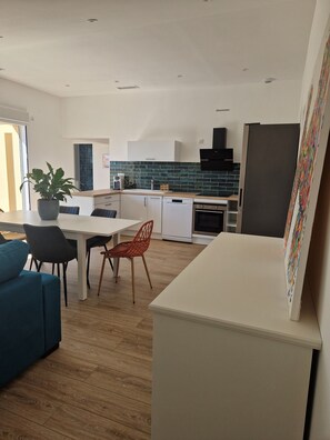 Fridge, microwave, oven, stovetop - La Jolie Pradelle (Virsac)