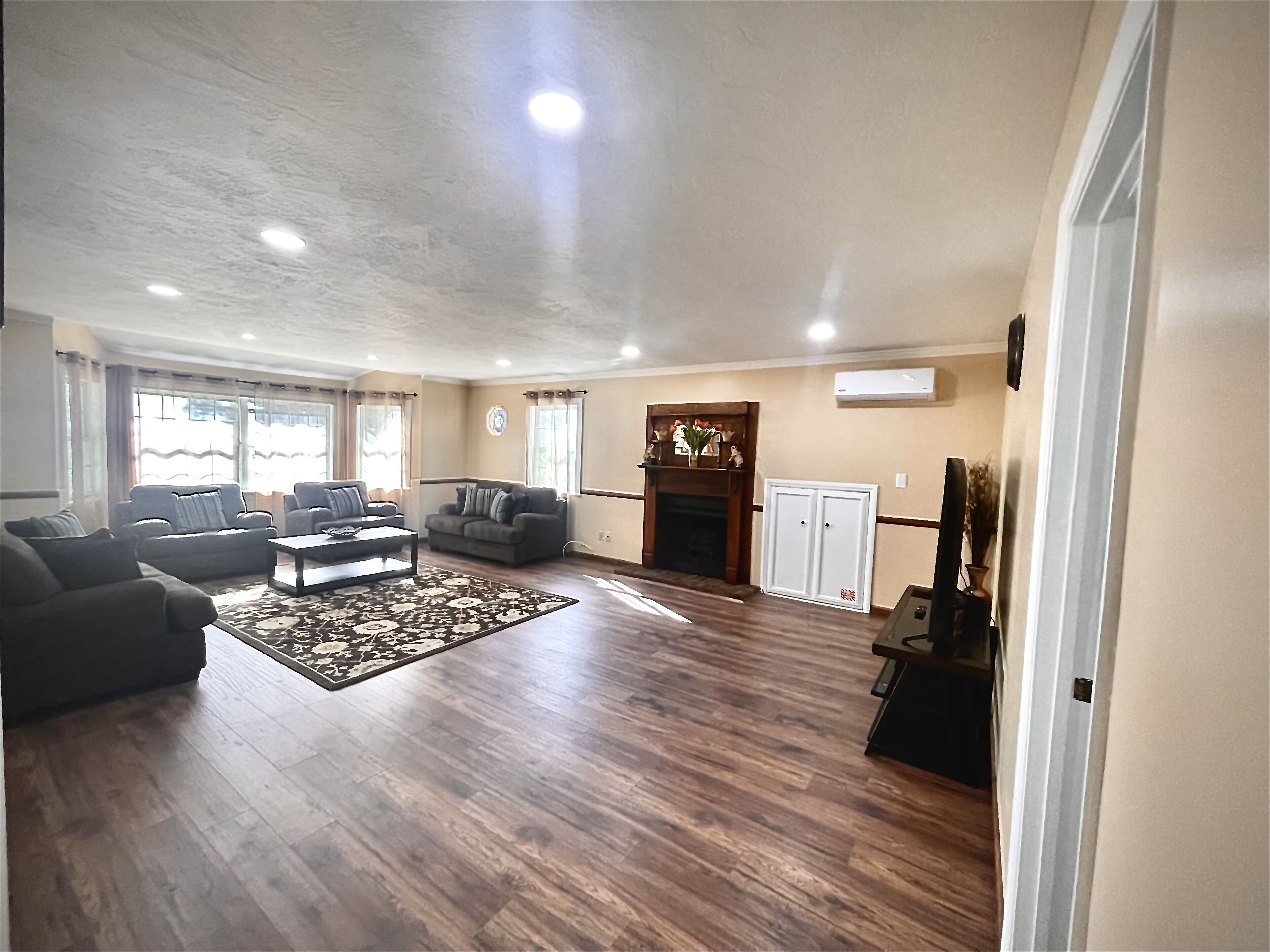 Spacious, Family-Friendly Cabin/w Fireplace, Pool Table in Lake Arrowhead