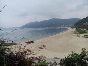 A beach with a clear view of the sea and distant mountains. - Haidu Hotel (Taishan)