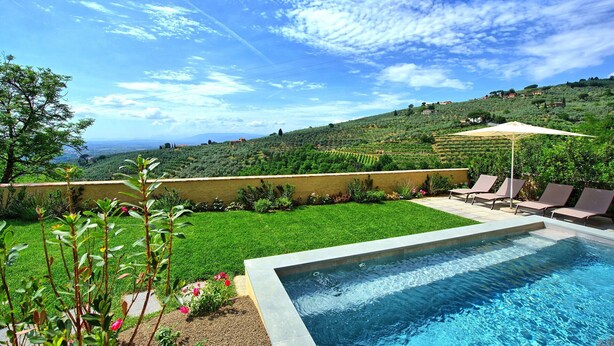 A swimming pool with a view of a green hillside and a clear sky. - Casa Lionardo - House with private pool (Vinci)