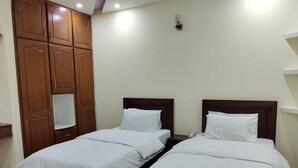 Habitació amb dos llits individuals | Espai de treball apte per a portàtils i wifi gratuïta 
