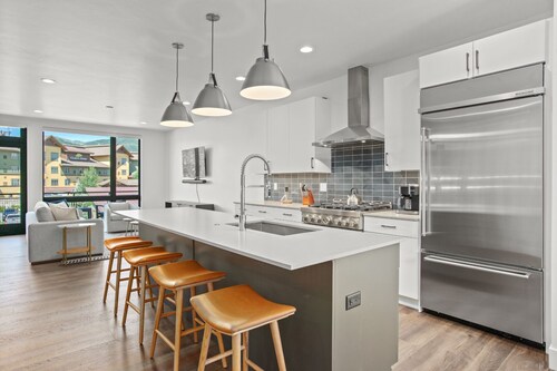 Urban Luxury - A/C - Rooftop Patio w/ Hot Tub - Perfect for 2 Families at Competitive Rates