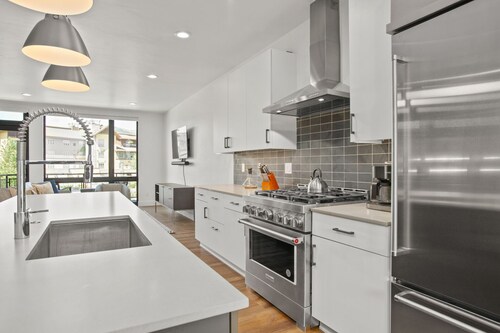 Urban Luxury - Rooftop Patio w/ Hot Tub - Perfect for 2 Families at Competitive Rates