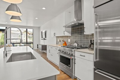 Urban Luxury - Rooftop Patio w/ Hot Tub - Perfect for 2 Families at Competitive Rates