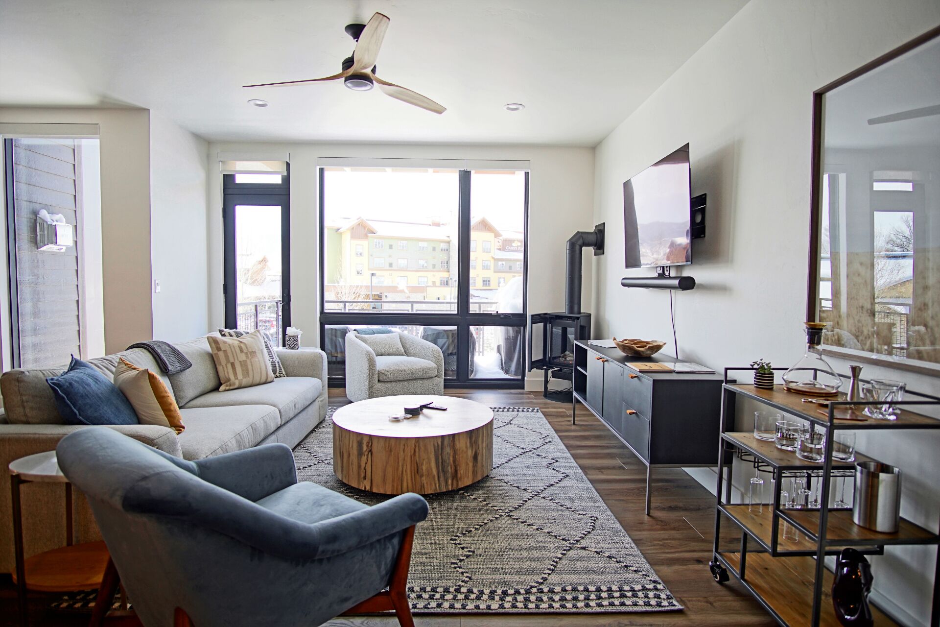 Télévision, cheminée, chaîne hi-fi