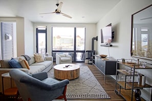 Televisión, chimenea y estéreo