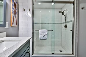 Dusche, Haartrockner, Handtücher