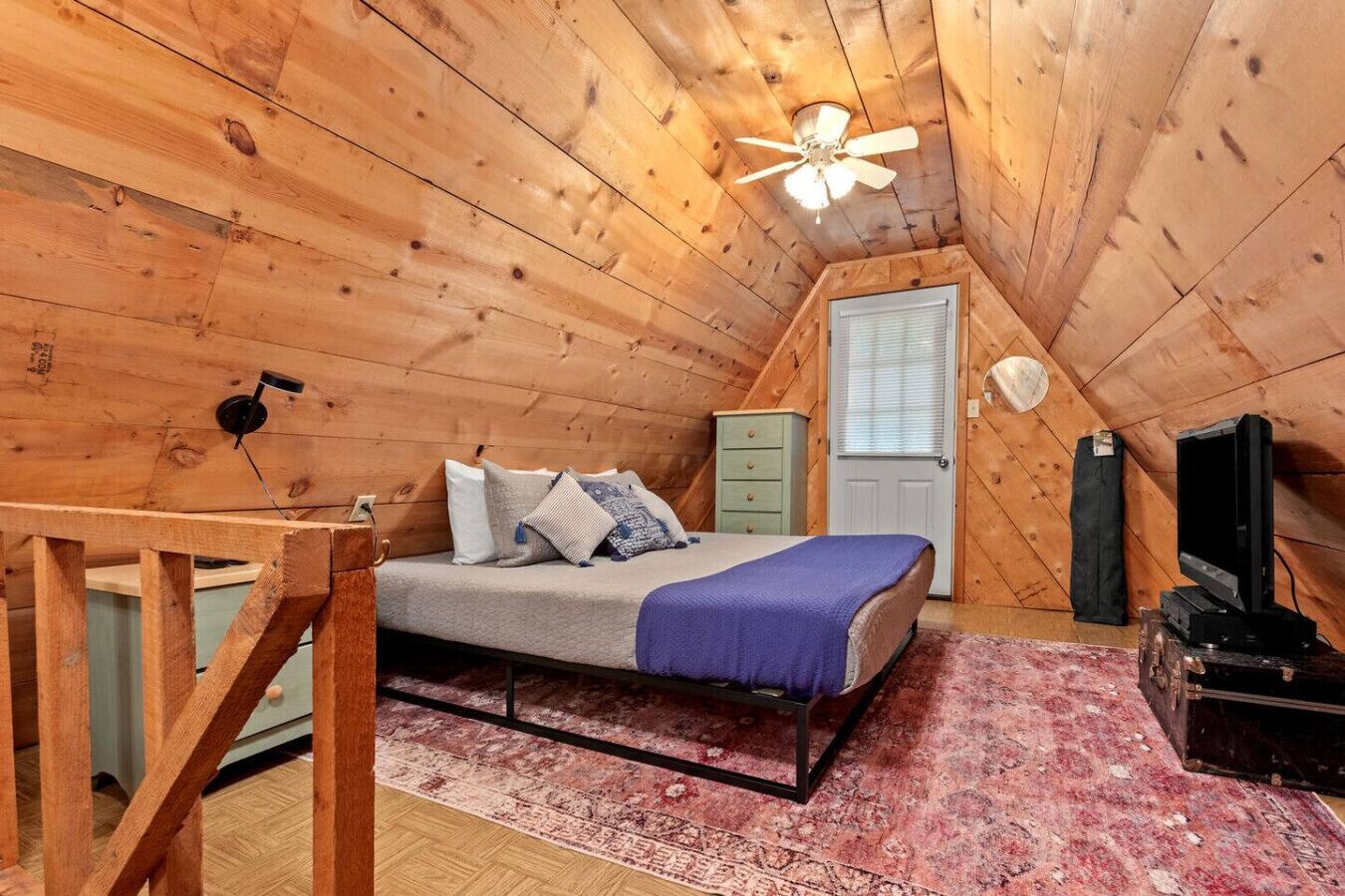 1 bedroom, desk, WiFi, bed sheets