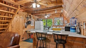 Kylskåp, mikrovågsugn, ugn och spishäll