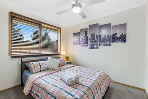 3 Schlafzimmer, Schreibtisch, Bügeleisen/Bügelbrett, Reisekinderbett