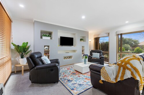 Woodgrove Penthouse  - 36 min drive to MEL airport