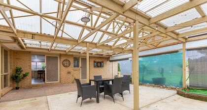 Woodgrove Penthouse - 36 min drive to MEL airport