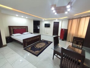 Deluxe Room | Laptop workspace, free WiFi