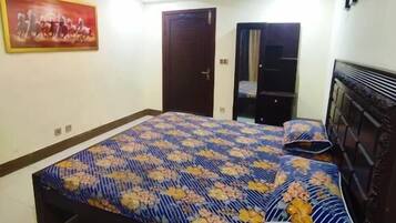 Dobbeltrom | Skrivebord for bærbar PC og wi-fi (inkludert)