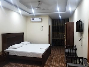 Espacio para trabajar con laptop y wifi gratis