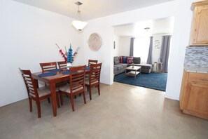 Interior - Fenced with Private Park / Central / 3 BR 2 BA (Tucson)