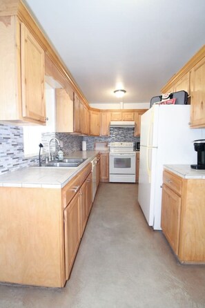 Fridge, microwave, oven, stovetop - Fenced with Private Park / Central / 3 BR 2 BA (Tucson)