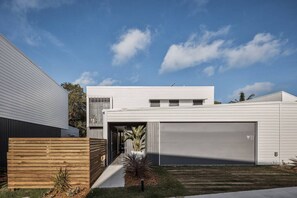 Exterior - Sanctuary Spaces - Lomani Eleven (Byron Bay)