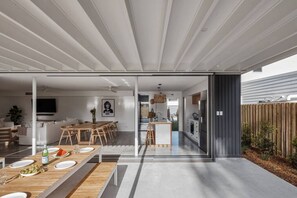 Outdoor dining - Sanctuary Spaces - Lomani Eleven (Byron Bay)