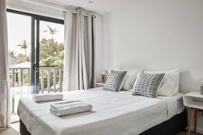 4 bedrooms, desk, iron/ironing board, free WiFi - Sanctuary Spaces - Lomani Eleven (Byron Bay)